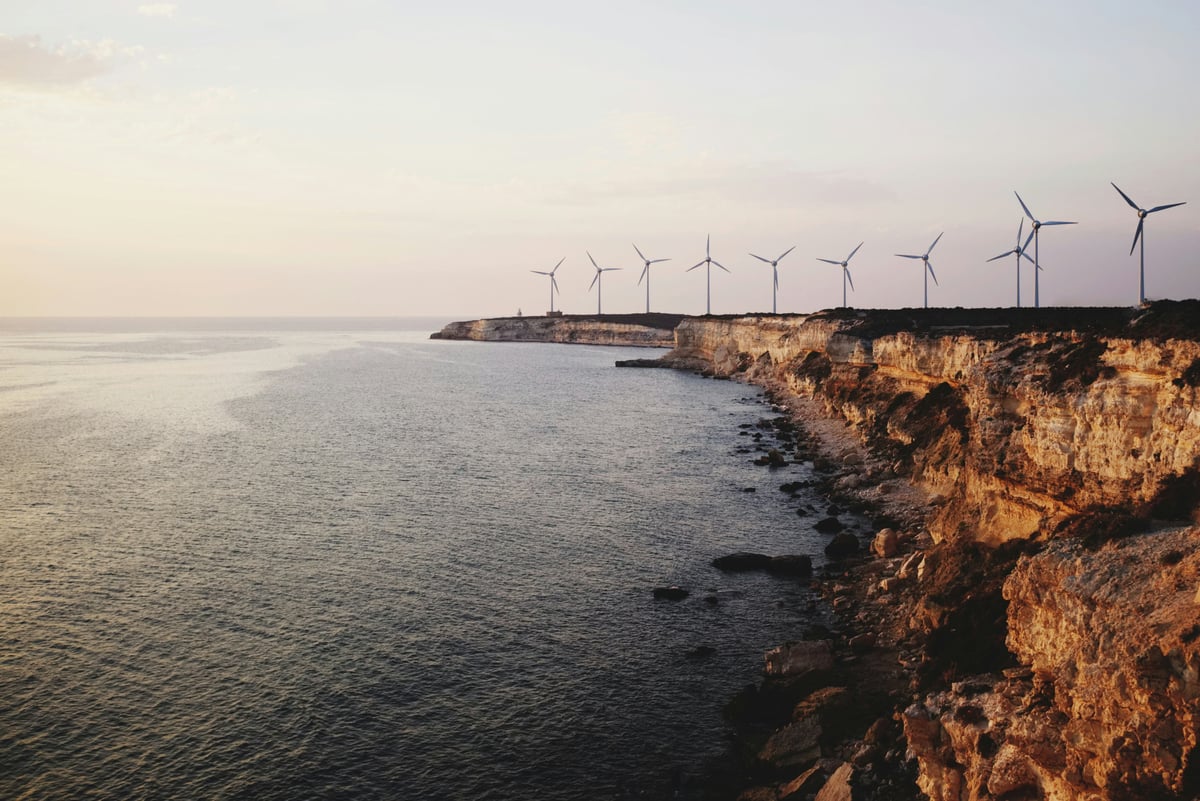 efe-kurnaz-wind-turbines-by-the-coast